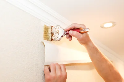 Pose de papier peint à Lesgor — revêtements muraux et toiles de verre